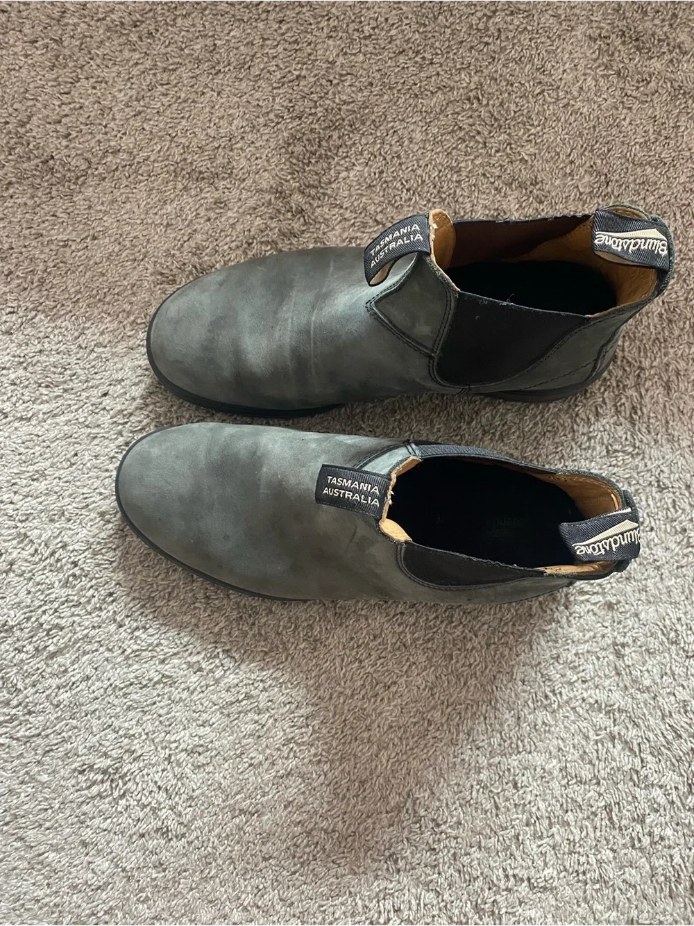 Blundstone Men’s Chelsea Boot. Black/gray color Nubuck leather